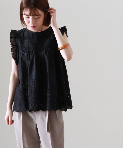 Cheek（チーク）の「ピンタックノースリーブブラウス（シャツ/ブラウス・レディース・ブラック/レッド/オフホワイト・MEDIUM）」の2枚目の写真
