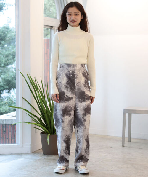 BeAMS DOT（ビームスドット）の「【WEB限定】BeAMS DOT / マーブル柄 センタープレスパンツ（その他パンツ・レディース・ブラック/グリーン・SMALL/MEDIUM）」の4枚目の写真