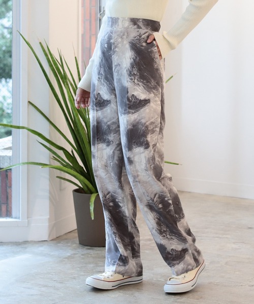 BeAMS DOT（ビームスドット）の「【WEB限定】BeAMS DOT / マーブル柄 センタープレスパンツ（その他パンツ・レディース・ブラック/グリーン・SMALL/MEDIUM）」の2枚目の写真