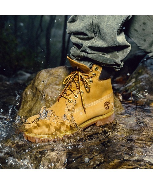 Timberland(ティンバーランド)の「【定番】6インチ プレミアム ウォータープルーフ ブーツ メンズ(防水)(ブーツ・メンズ・ウィート・27.5cm/28.0cm/26.0cm/27.0cm/30cm/26.5cm/28.5cm/29.0cm/24.5cm/25.5cm/25.0cm/31cm/29.5cm)」の3枚目の写真