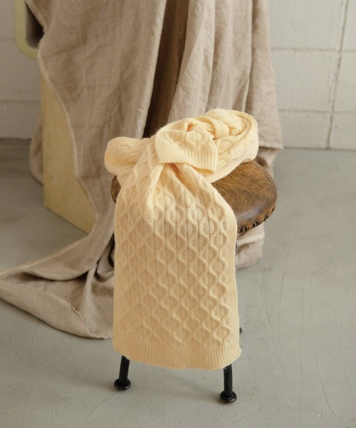 Bab（バブ）の「ケーブルニットマフラー（マフラー・レディース・ブラック/ベージュ/グレー/アイボリー/キャメル・ONESIZE）」の2枚目の写真