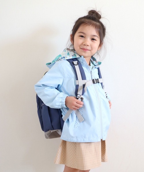 KP（ケーピー）の「タフタとmimiちゃんお散歩プリントのリバーシブルウィンドブレーカー(100-130cm)（ナイロンジャケット・キッズ・ミント/ブルー/ピンク・120cm/130cm/110cm/100cm）」の2枚目の写真