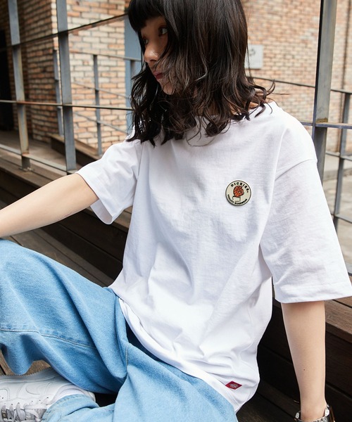 Dickies(ディッキーズ)の「Dickies/ディッキーズ ビックシルエットワッペンレギュラーコットン半袖Tシャツ(Tシャツ/カットソー・レディース・ホワイト/ブラック/ピンク/ブルー/ホワイト系その他/チャコール/ホワイト系その他2/ホワイト系・M/L)」の5枚目の写真