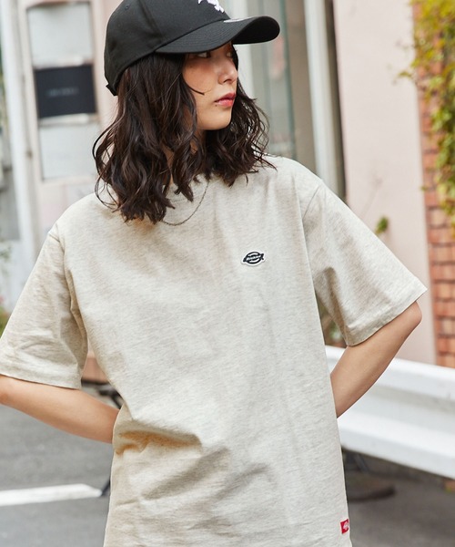 Dickies(ディッキーズ)の「Dickies/ディッキーズ ビックシルエットワッペンレギュラーコットン半袖Tシャツ(Tシャツ/カットソー・レディース・ホワイト/ブラック/ピンク/ブルー/ホワイト系その他/チャコール/ホワイト系その他2/ホワイト系・M/L)」の3枚目の写真