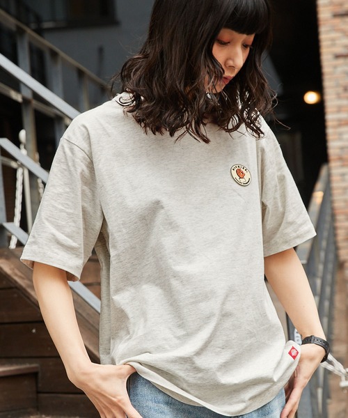 Dickies(ディッキーズ)の「Dickies/ディッキーズ ビックシルエットワッペンレギュラーコットン半袖Tシャツ(Tシャツ/カットソー・レディース・ホワイト/ブラック/ピンク/ブルー/ホワイト系その他/チャコール/ホワイト系その他2/ホワイト系・M/L)」の4枚目の写真