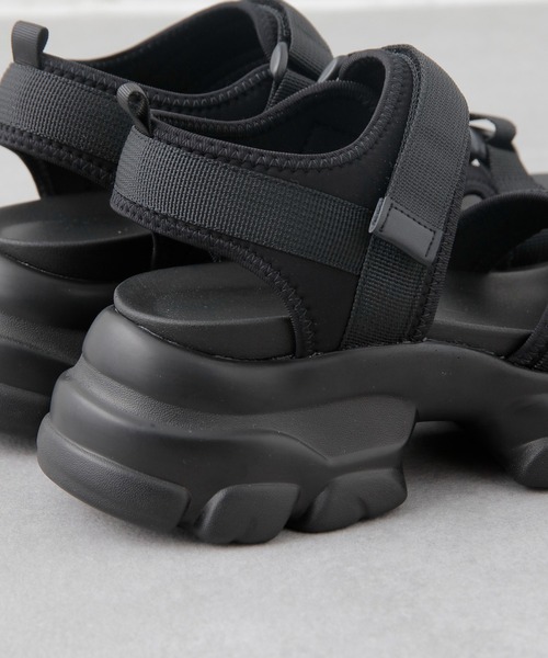 COLONY 2139（コロニートゥーワンスリーナイン）の「厚底スポーツサンダル / スニーカーソールサンダル（サンダル・レディース・ブラック/ベージュ・25/23/24）」の13枚目の写真