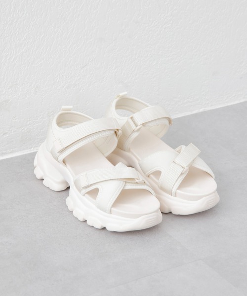 COLONY 2139（コロニートゥーワンスリーナイン）の「厚底スポーツサンダル / スニーカーソールサンダル（サンダル・レディース・ブラック/ベージュ・25/23/24）」の5枚目の写真