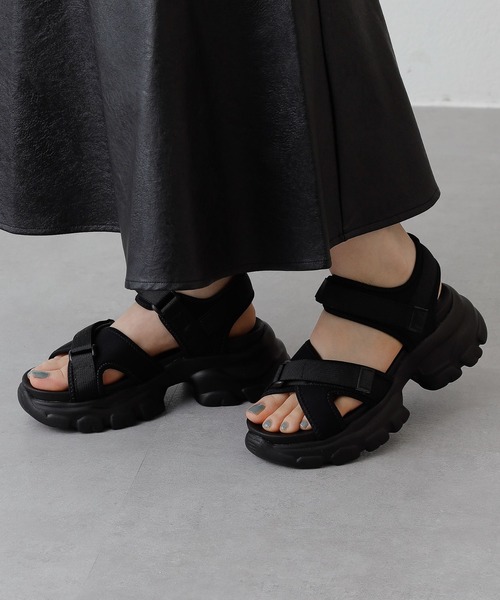 COLONY 2139（コロニートゥーワンスリーナイン）の「厚底スポーツサンダル / スニーカーソールサンダル（サンダル・レディース・ブラック/ベージュ・25/23/24）」の3枚目の写真