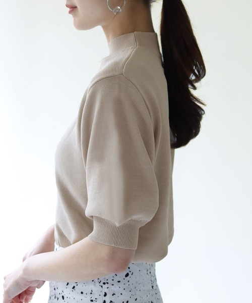 HER CLOSET（ハークローゼット）の「【cheriella】イージーケアドライタッチプチハイネック5分袖無地ニット（ニット/セーター・レディース・ホワイト/ブラック/ピンク/ブルー/スモークピンク/グレイッシュベージュ/レッド/ロイヤルブルー/グリーン・M）」の5枚目の写真