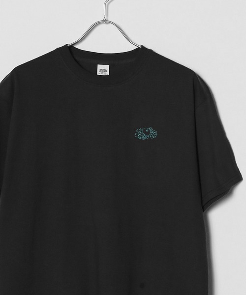 FRUIT OF THE LOOM（フルーツオブザルーム）の「FRUIT OF THE LOOM×ROOPTOKYO/フルーツオブザルーム×ループトウキョウ ワンポイントワッペンS/S Tee Tシャツ 2026年春夏（Tシャツ/カットソー・メンズ・ホワイト/ブラック/ブラック系1/ホワイト系1/ホワイト×パープル/ブラック×グリーン・S/M/L/XL）」の5枚目の写真