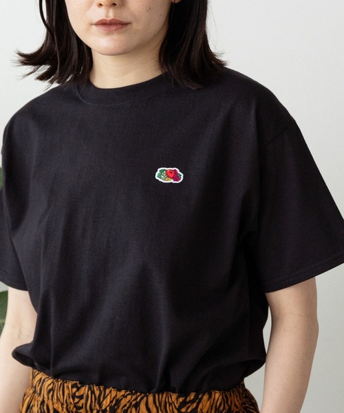 FRUIT OF THE LOOM（フルーツオブザルーム）の「FRUIT OF THE LOOM×ROOPTOKYO/フルーツオブザルーム×ループトウキョウ ワンポイントワッペンS/S Tee Tシャツ 2026年春夏（Tシャツ/カットソー・メンズ・ホワイト/ブラック/ブラック系1/ホワイト系1/ホワイト×パープル/ブラック×グリーン・S/M/L/XL）」の4枚目の写真
