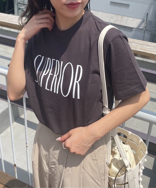 COLONY 2139（コロニートゥーワンスリーナイン）の「メッセージロゴTシャツ / SUPERIOR（Tシャツ/カットソー・レディース・ホワイト/ブラック/ベージュ・FREE）」の15枚目の写真
