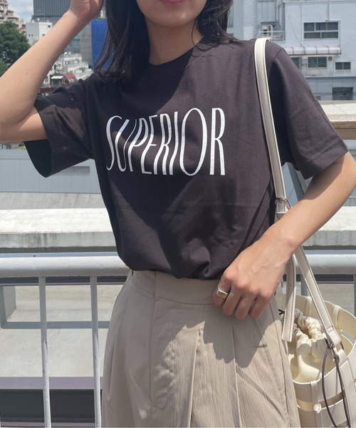 COLONY 2139（コロニートゥーワンスリーナイン）の「メッセージロゴTシャツ / SUPERIOR（Tシャツ/カットソー・レディース・ホワイト/ブラック/ベージュ・FREE）」の16枚目の写真