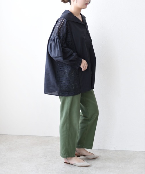 Eimee Law(エイミーロウ)の「カットレースオープンカラーゆるブラウス(シャツ/ブラウス・レディース・ライトグレー/ブラック/ダークグリーン・38)」の10枚目の写真
