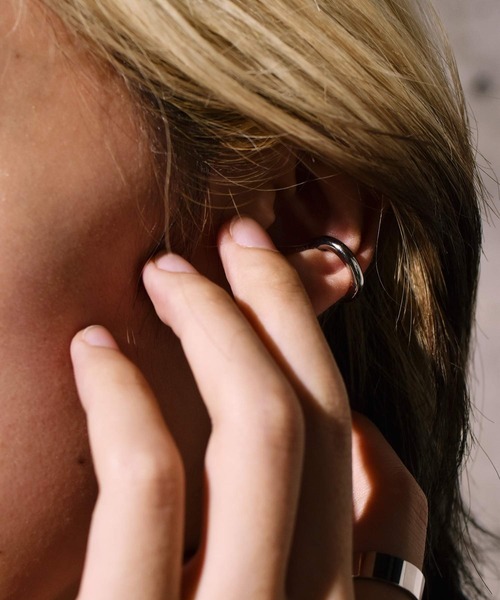 LHME（エルエイチエムイー）の「チャンキーイヤーカフ/サージカルステンレス316L（金属アレルギー対応）【LHME / エルエイチエムイー】（イヤーカフ・レディース・シルバー/ゴールド・ONE SIZE）」の9枚目の写真