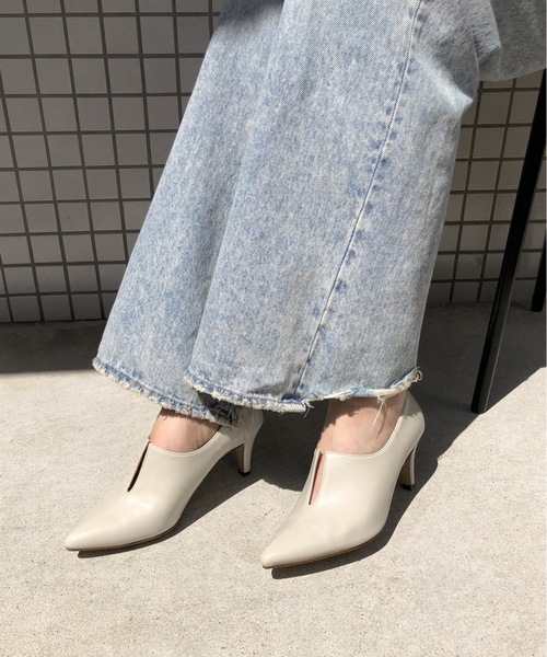 MAMIAN（マミアン）の「フロントスリット ブーティー (7.0cmヒール)（ブーツ・レディース・ブラック/ブラウン/アイボリー/レンガ/モカ・22.5cm/23.5cm/24.5cm/23.0cm/24.0cm/22.0cm）」の2枚目の写真