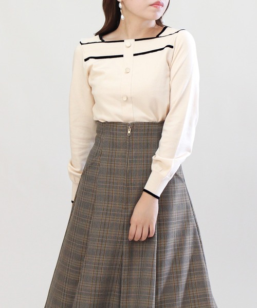 ASTORIA ODIER(アストリアオディール)の「スクエアネックセンター釦配色ニットプルオーバー(ニット/セーター・レディース・ブラック/ブラウン/ピンク/オレンジ/アイボリー/ラベンダー・MEDIUM/LARGE)」の1枚目の写真