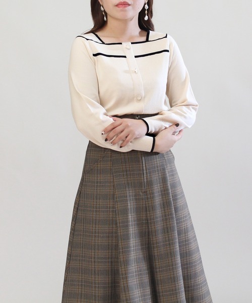 ASTORIA ODIER(アストリアオディール)の「スクエアネックセンター釦配色ニットプルオーバー(ニット/セーター・レディース・ブラック/ブラウン/ピンク/オレンジ/アイボリー/ラベンダー・MEDIUM/LARGE)」の15枚目の写真