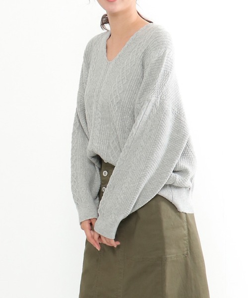 LBC（エルビーシー）の「ケーブルVネックプルオーバー（ニット/セーター・レディース・グレー/オレンジ/ネイビー・M）」の2枚目の写真