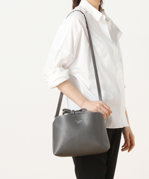 Spick & Span(スピックアンドスパン)の「CHRISTIAN VILLA レザーポシェット(ショルダーバッグ・レディース・ブラック/グレー/ベージュ・FREE)」の1枚目の写真