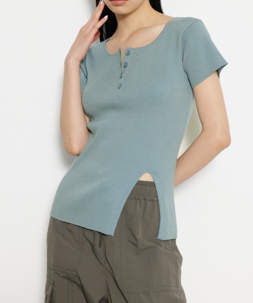 LAGUA GEM(ラグアジェム)の「HEM SLIT RIB ニット(ニット/セーター・レディース・レッド/ライトブルー/ブラック・FREE)」の1枚目の写真