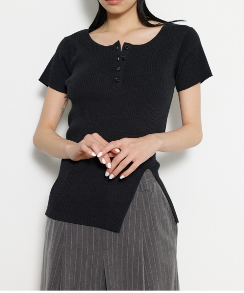 LAGUA GEM(ラグアジェム)の「HEM SLIT RIB ニット(ニット/セーター・レディース・レッド/ライトブルー/ブラック・FREE)」の2枚目の写真