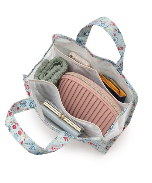 LAURA ASHLEY(ローラアシュレイ)の「ロサ サンクタ柄 スパ バッグ(トートバッグ・レディース・ブルー系5/ホワイト系1/ピンク系5・00)」の11枚目の写真