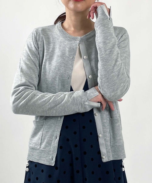 PICCIN PERLA（ピッチンペルラ）の「ビジューボタンバイカラーカーディガン（カーディガン/ボレロ・レディース・ライトグレー/ブラック/サックスブルー/オフホワイト/ラベンダー・M）」の3枚目の写真