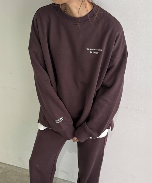 ISOOK（アイスー）の「【セットアップ対応】刺繍ロゴオーバースウェット(chiica original) / ロゴスウェット ワンポイント トレーナー オーバーサイズ（スウェット・レディース・アイボリー/ブラック/グレー/ブラウン・FREE）」の4枚目の写真
