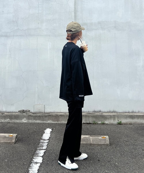 ISOOK（アイスー）の「【セットアップ対応】刺繍ロゴオーバースウェット(chiica original) / ロゴスウェット ワンポイント トレーナー オーバーサイズ（スウェット・レディース・アイボリー/ブラック・FREE）」の8枚目の写真