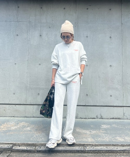 ISOOK（アイスー）の「【セットアップ対応】刺繍ロゴオーバースウェット(chiica original) / ロゴスウェット ワンポイント トレーナー オーバーサイズ（スウェット・レディース・アイボリー/ブラック・FREE）」の10枚目の写真