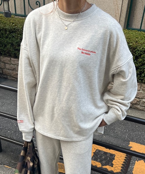 ISOOK（アイスー）の「【セットアップ対応】刺繍ロゴオーバースウェット(chiica original) / ロゴスウェット ワンポイント トレーナー オーバーサイズ（スウェット・レディース・アイボリー/ブラック・FREE）」の14枚目の写真