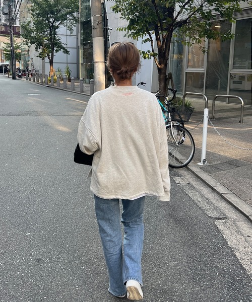 ISOOK（アイスー）の「【セットアップ対応】刺繍ロゴオーバースウェット(chiica original) / ロゴスウェット ワンポイント トレーナー オーバーサイズ（スウェット・レディース・アイボリー/ブラック・FREE）」の12枚目の写真