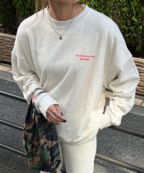 ISOOK（アイスー）の「【セットアップ対応】刺繍ロゴオーバースウェット(chiica original) / ロゴスウェット ワンポイント トレーナー オーバーサイズ（スウェット・レディース・アイボリー/ブラック・FREE）」の21枚目の写真