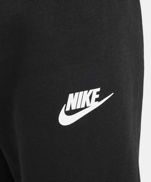 NIKE（ナイキ）の「ナイキ スノー デー フリース クルー セットアップ リトルキッズ ツーピース セットアップ / Nike Snow Day Fleece Crew Set Little Kids 2-Piece Set＜105-120cm 展開＞（スポーツグッズ・キッズ・ブラック・110/115/105/120）」の4枚目の写真