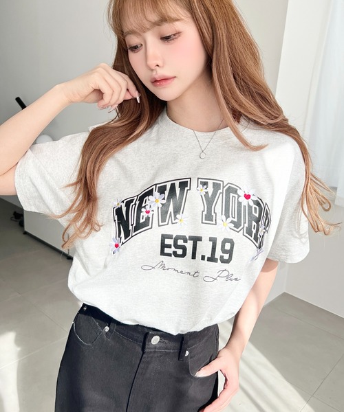 moment+(モーメントプラス)の「綿100%天竺.ロゴプリント&フラワー刺繍半袖Tシャツ(Tシャツ/カットソー・レディース・オフホワイト/オートミール/ネイビー・M/L)」の9枚目の写真