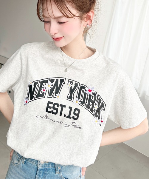moment+(モーメントプラス)の「綿100%天竺.ロゴプリント&フラワー刺繍半袖Tシャツ(Tシャツ/カットソー・レディース・オフホワイト/オートミール/ネイビー・M/L)」の7枚目の写真