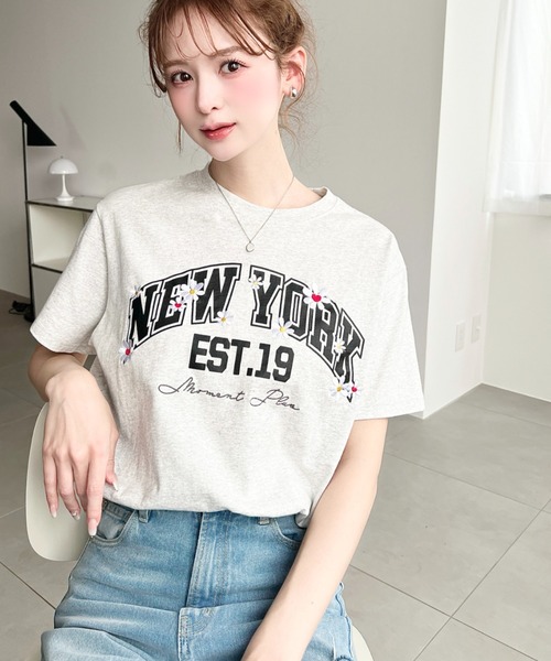 moment+(モーメントプラス)の「綿100%天竺.ロゴプリント&フラワー刺繍半袖Tシャツ(Tシャツ/カットソー・レディース・オフホワイト/オートミール/ネイビー・M/L)」の6枚目の写真