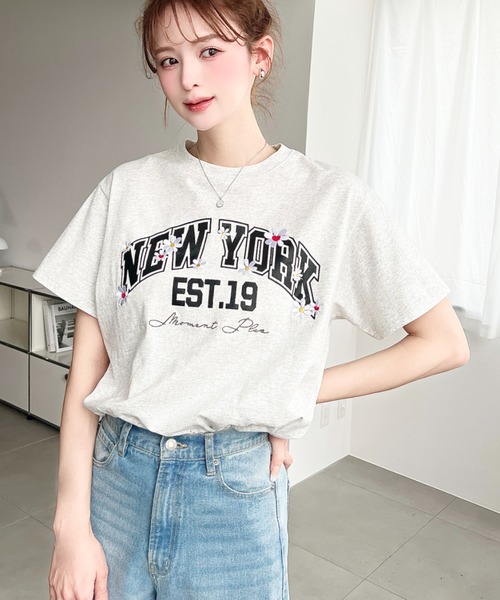 moment+(モーメントプラス)の「綿100%天竺.ロゴプリント&フラワー刺繍半袖Tシャツ(Tシャツ/カットソー・レディース・オフホワイト/オートミール/ネイビー・M/L)」の5枚目の写真