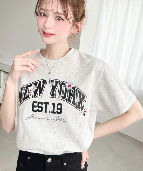 moment+(モーメントプラス)の「綿100%天竺.ロゴプリント&フラワー刺繍半袖Tシャツ(Tシャツ/カットソー・レディース・オフホワイト/オートミール/ネイビー・M/L)」の4枚目の写真