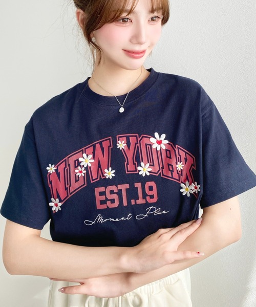 moment+(モーメントプラス)の「綿100%天竺.ロゴプリント&フラワー刺繍半袖Tシャツ(Tシャツ/カットソー・レディース・オフホワイト/オートミール/ネイビー・M/L)」の19枚目の写真