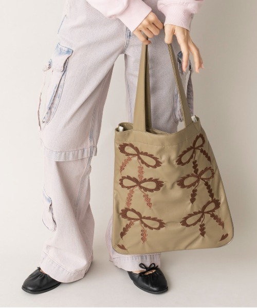 Casselini（キャセリーニ）の「Casselini(キャセリーニ)スカラップエンブロイダリトート（トートバッグ・レディース・ブラック/カーキ/ピンク/ブルー・FREE）」の3枚目の写真