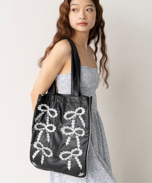 Casselini（キャセリーニ）の「Casselini(キャセリーニ)スカラップエンブロイダリトート（トートバッグ・レディース・ブラック/カーキ/ピンク/ブルー・FREE）」の2枚目の写真