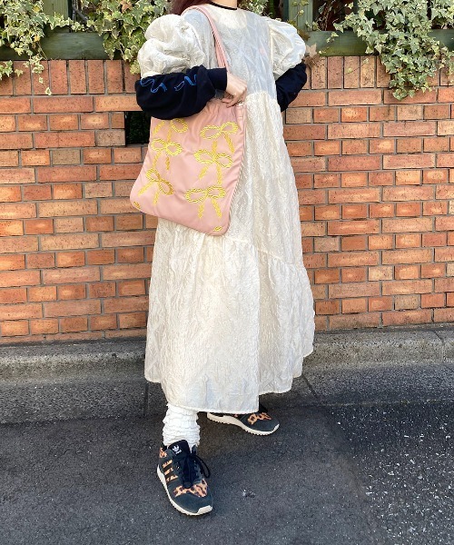 Casselini（キャセリーニ）の「Casselini(キャセリーニ)スカラップエンブロイダリトート（トートバッグ・レディース・ブラック/カーキ/ピンク/ブルー・FREE）」の5枚目の写真