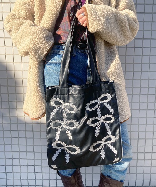 Casselini（キャセリーニ）の「Casselini(キャセリーニ)スカラップエンブロイダリトート（トートバッグ・レディース・ブラック/カーキ/ピンク/ブルー・FREE）」の7枚目の写真