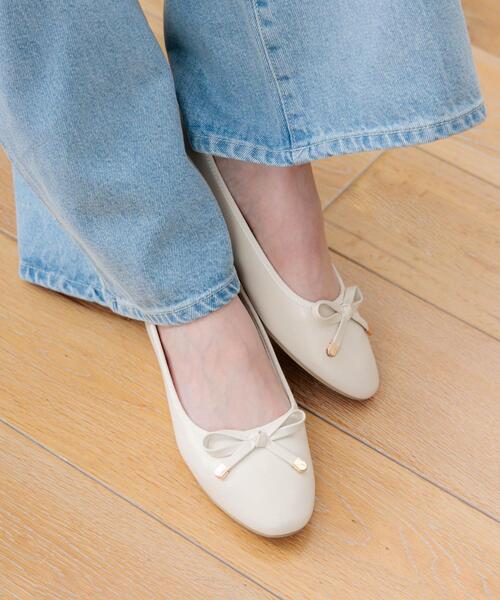 INGNI(イング)の「リボンバレエシューズ/A(パンプス・レディース・アイボリー/ブラック/シルバー・M/L)」の2枚目の写真