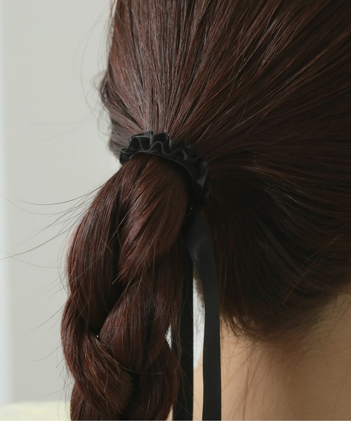 Monocoro toppi(モノコロトッピ)の「サテン ロングリボン チビシュシュ ミニシュシュ(ヘアゴム・レディース・ブラック・フリー)」の5枚目の写真