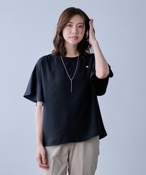 Arnold Palmer（アーノルドパーマー）の「フリルスリーブ ブラウス（シャツ/ブラウス・レディース・ブラック/ホワイト/サックスブルー・L/M/S）」の2枚目の写真