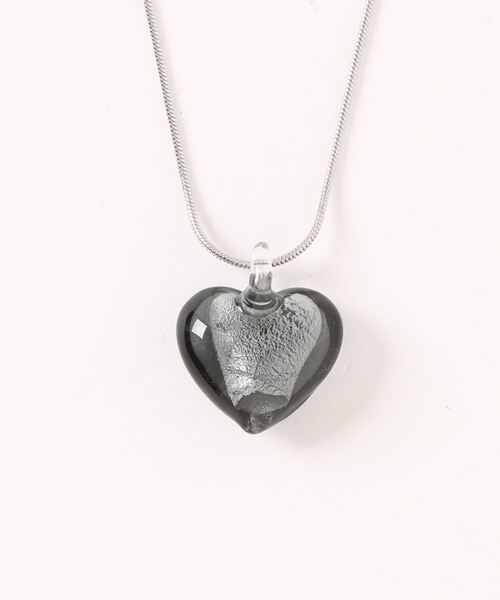 LOWRYS FARM（ローリーズファーム）の「ハートガラスネックレス 117828（ネックレス・レディース・ブラック/ホワイト・FREE）」の2枚目の写真