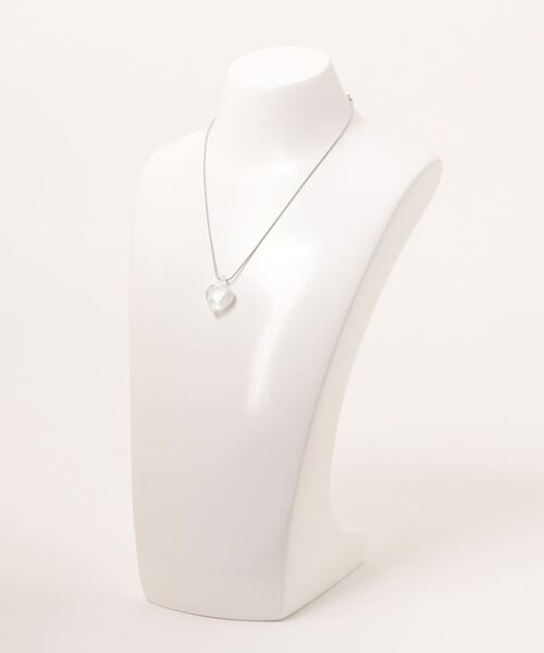 LOWRYS FARM（ローリーズファーム）の「ハートガラスネックレス 117828（ネックレス・レディース・ブラック/ホワイト・FREE）」の4枚目の写真